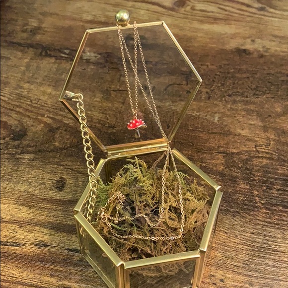 Dainty gold chain red mushroom necklace - Picture 2 of 8